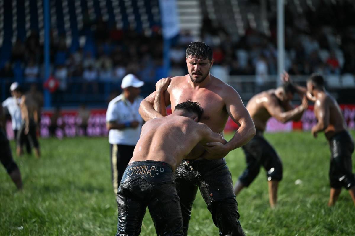 BİN 567 PEHLİVAN ALTIN KEMER İÇİN KOL BAĞLADI