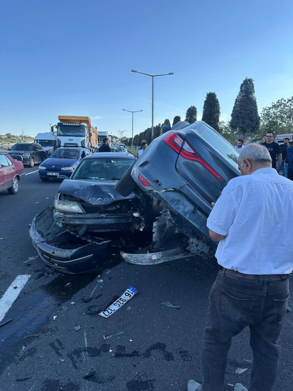 NEVŞEHİR'DE ZİNCİRLEME KAZA: 5 YARALI