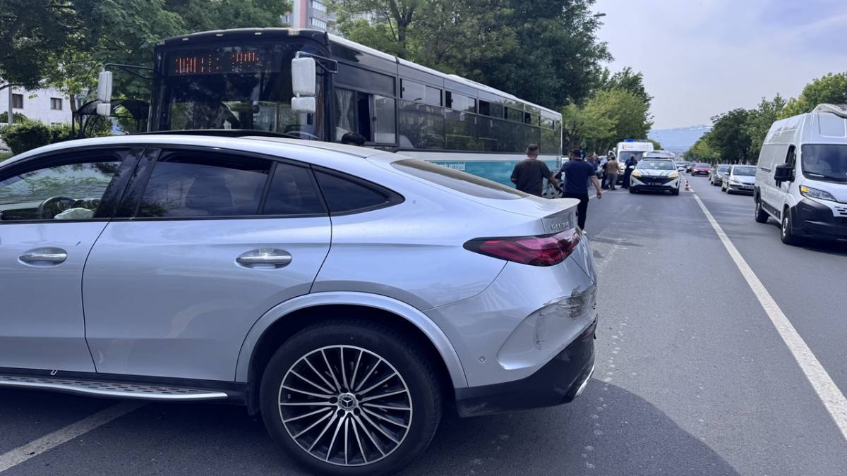 OTOMOBİL HALK OTOBÜSÜ İLE ÇARPIŞTI: 1 YARALI