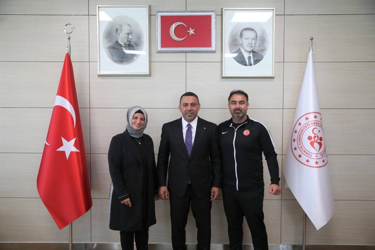 HAMZA YERLİKAYA ŞAMPİYONLARI AĞIRLADI
