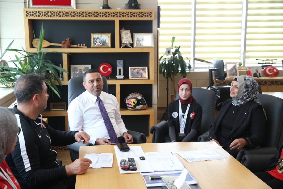 HAMZA YERLİKAYA ŞAMPİYONLARI AĞIRLADI