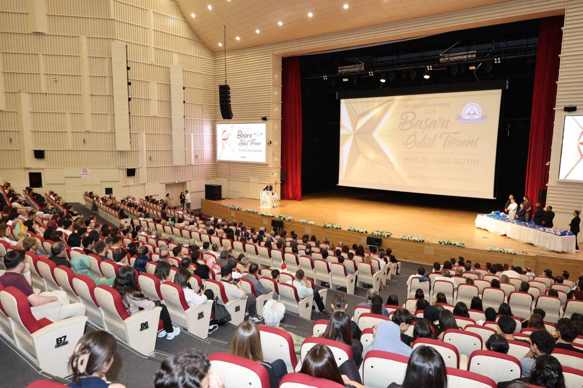 ERÜ'DE '2025 BAŞARI ÖDÜL TÖRENİ' DÜZENLENDİ