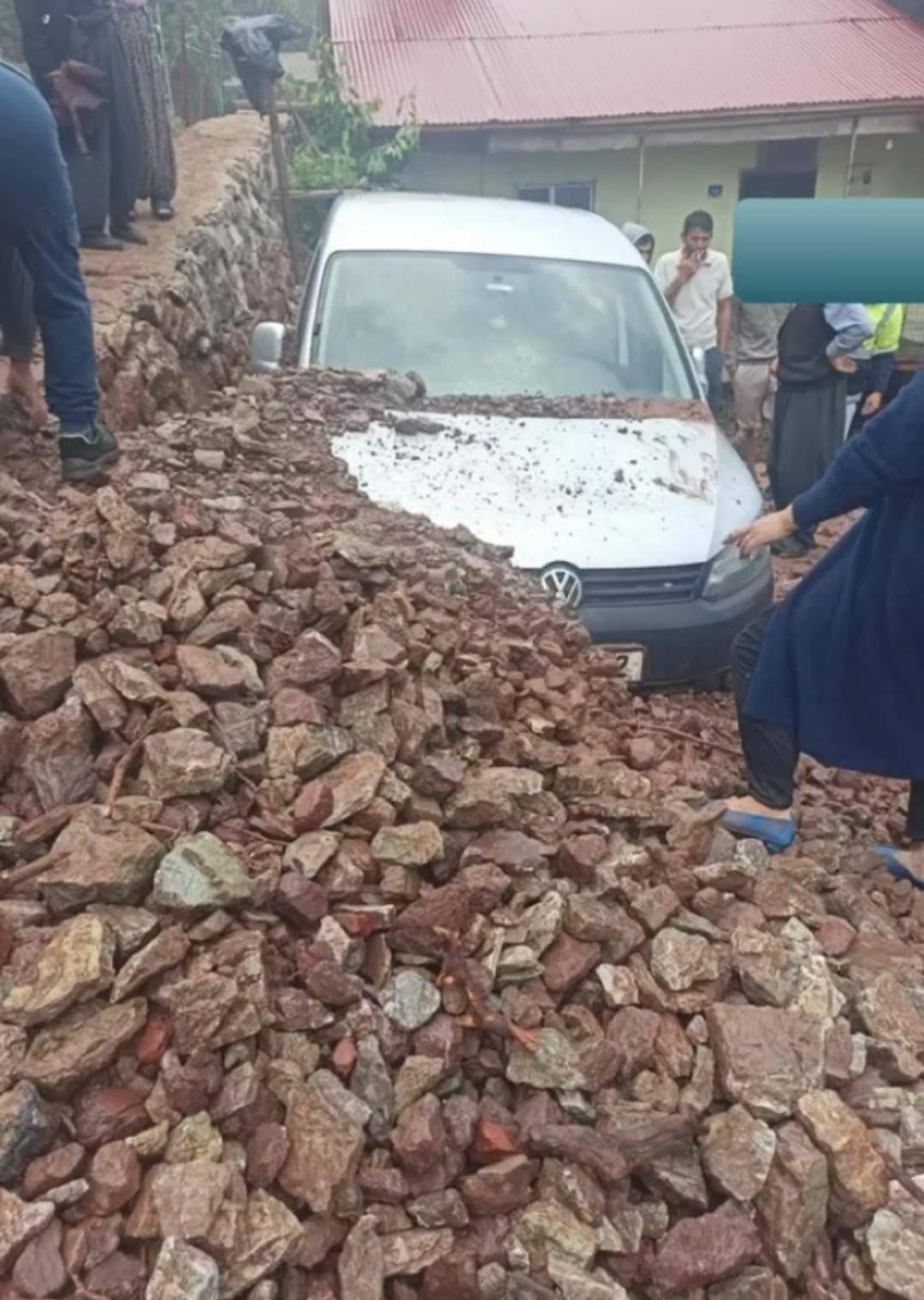 YAHYALI’DA EVLER ARAÇLAR ZARAR GÖRDÜ