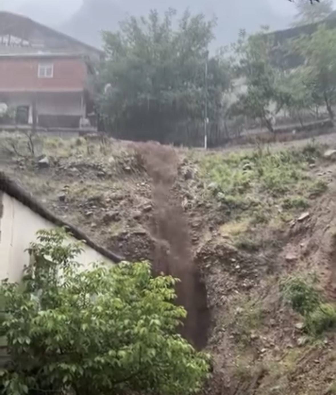 YAHYALI’DA EVLER ARAÇLAR ZARAR GÖRDÜ