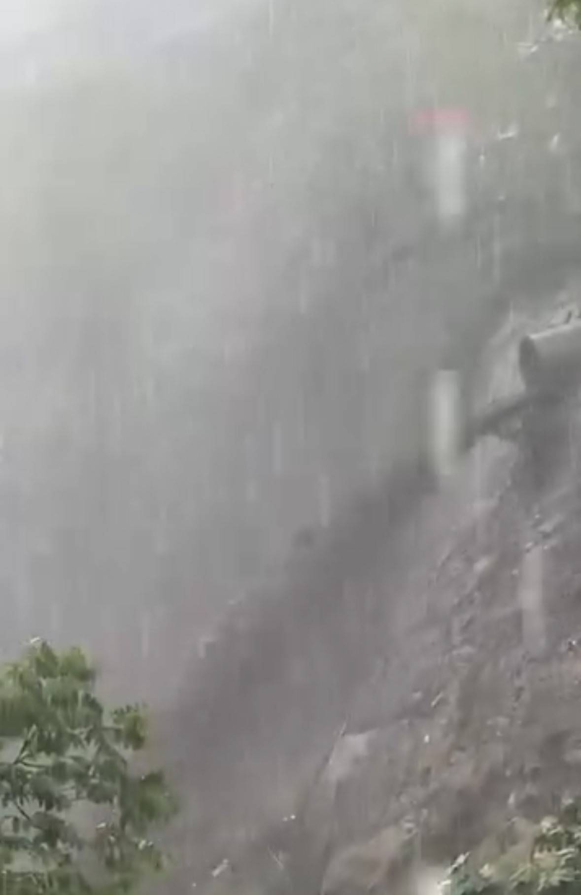 YAHYALI’DA EVLER ARAÇLAR ZARAR GÖRDÜ