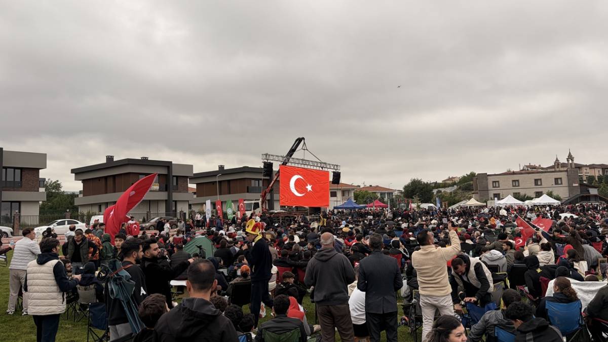 VATANDAŞLAR ALANI DOLDURDU