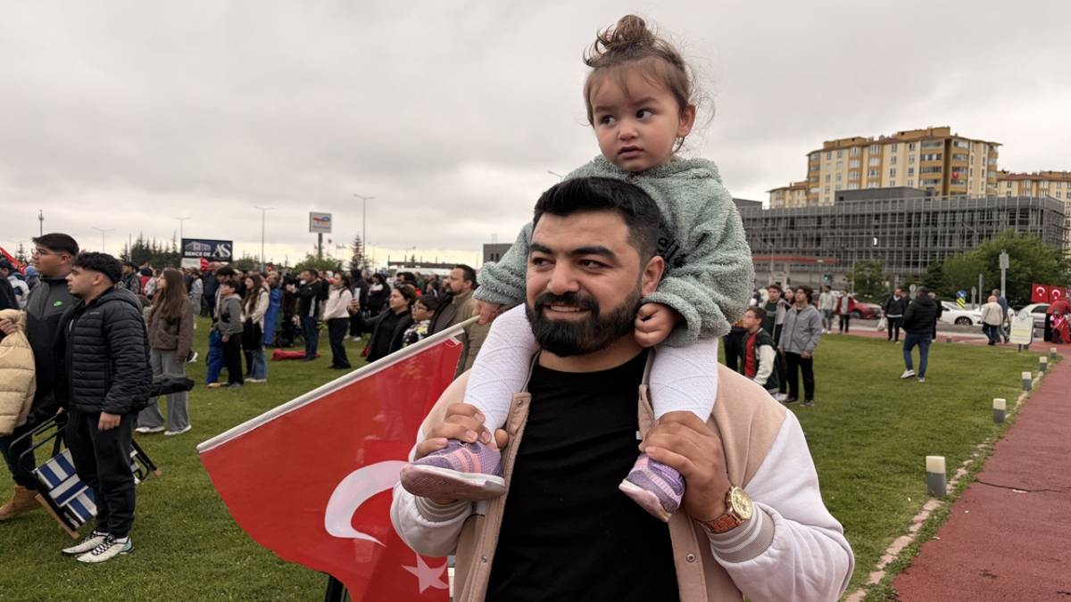 VATANDAŞLAR ALANI DOLDURDU