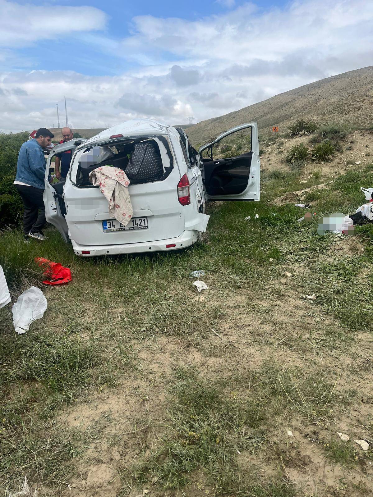 TAKLA ATAN OTOMOBİLDE 5 KİŞİ YARALANDI