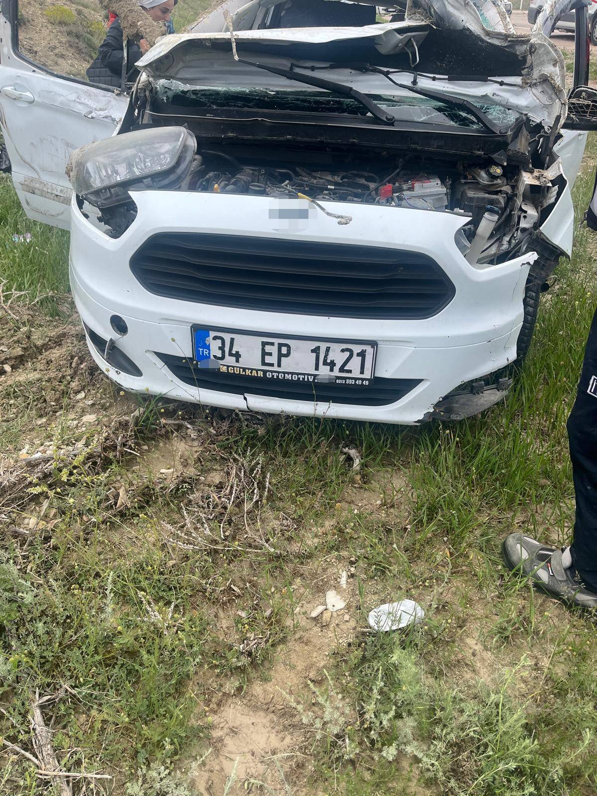 TAKLA ATAN OTOMOBİLDE 5 KİŞİ YARALANDI