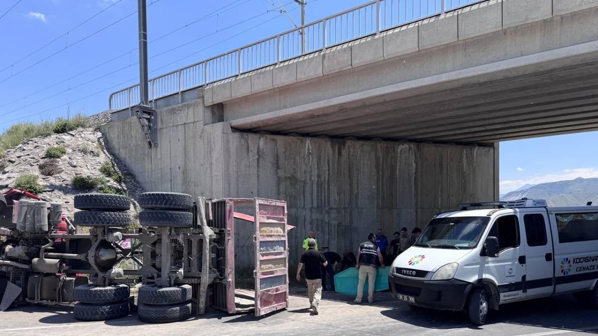DAMPERİ AÇILAN KAMYON KÖPRÜYE ÇARPTI: 1 ÖLÜ