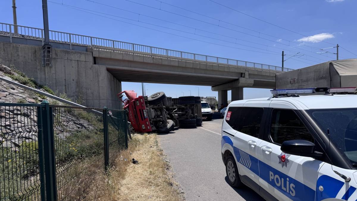 DAMPERİ AÇILAN KAMYON KÖPRÜYE ÇARPTI: 1 ÖLÜ