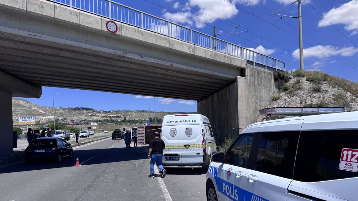 DAMPERİ AÇILAN KAMYON KÖPRÜYE ÇARPTI: 1 ÖLÜ