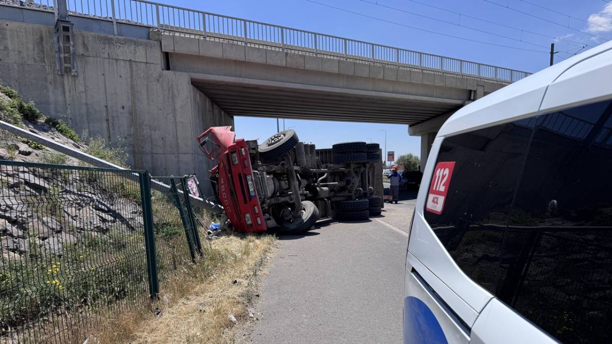 DAMPERİ AÇILAN KAMYON KÖPRÜYE ÇARPTI: 1 ÖLÜ