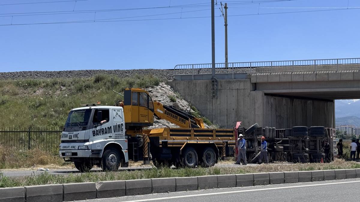 DAMPERİ AÇILAN KAMYON KÖPRÜYE ÇARPTI: 1 ÖLÜ