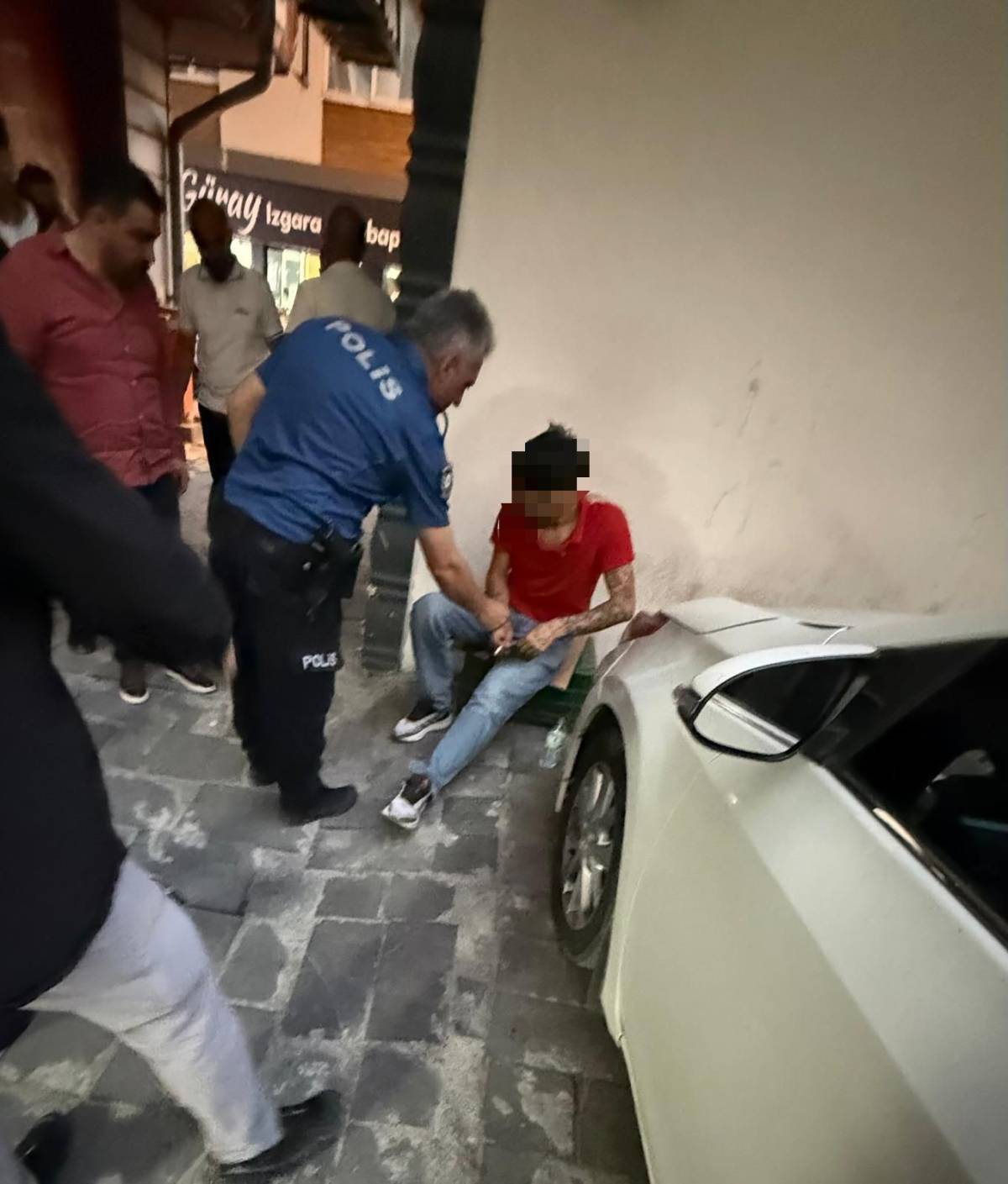 BIÇAKLA YARALANDI, ESNAFA SIĞINDI