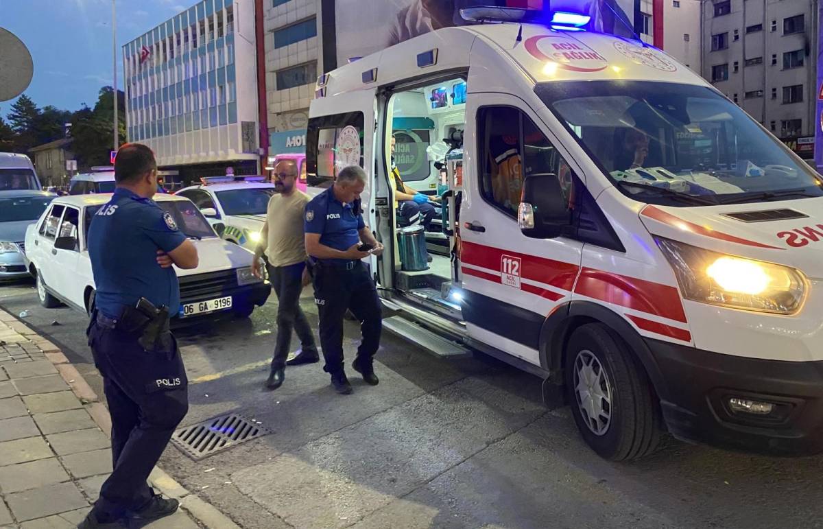 BIÇAKLA YARALANDI, ESNAFA SIĞINDI
