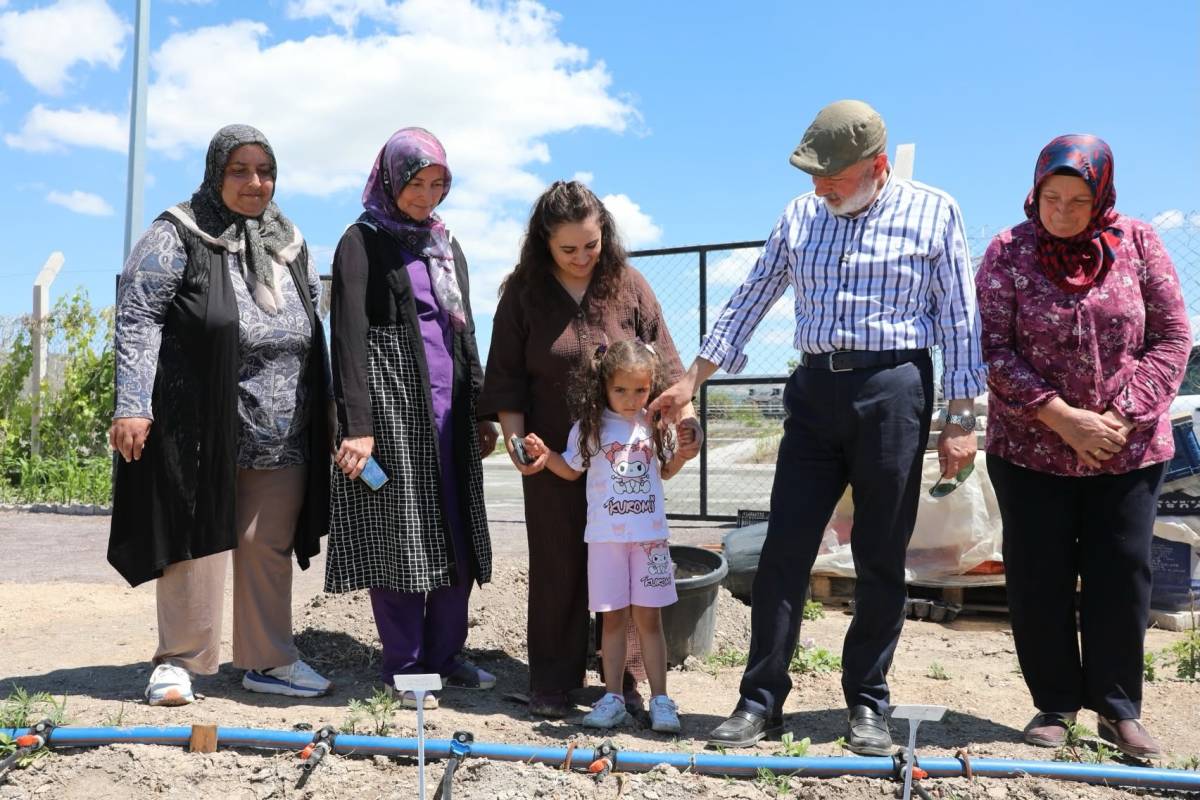 ÇOLAKBAYRAKDAR, “TÜRKİYE’YE ÖRNEK OLUYORUZ”