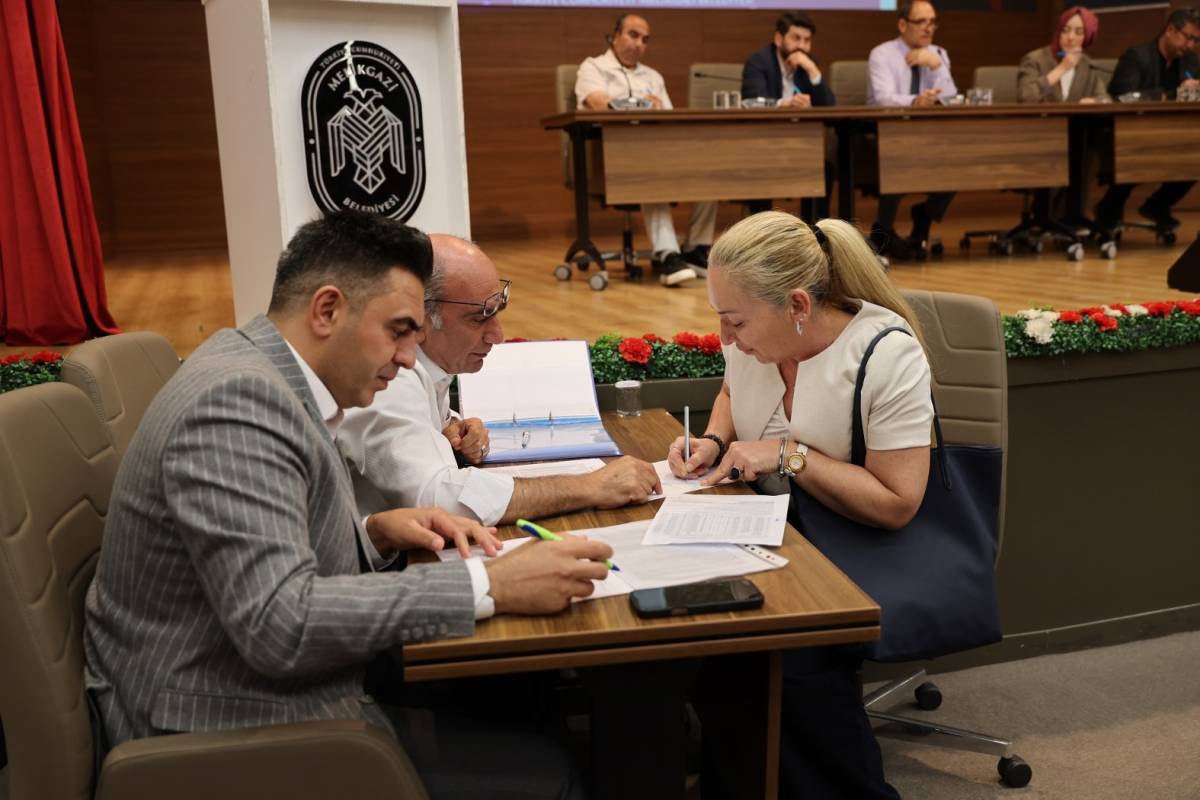 “VATANDAŞLARIMIZIN YÜZÜNÜ GÜLDÜRÜYORUZ”
