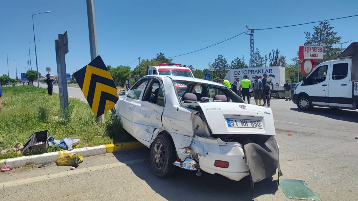 SİVAS’TA İKİ OTOMOBİL ÇARPIŞTI: 2 YARALI