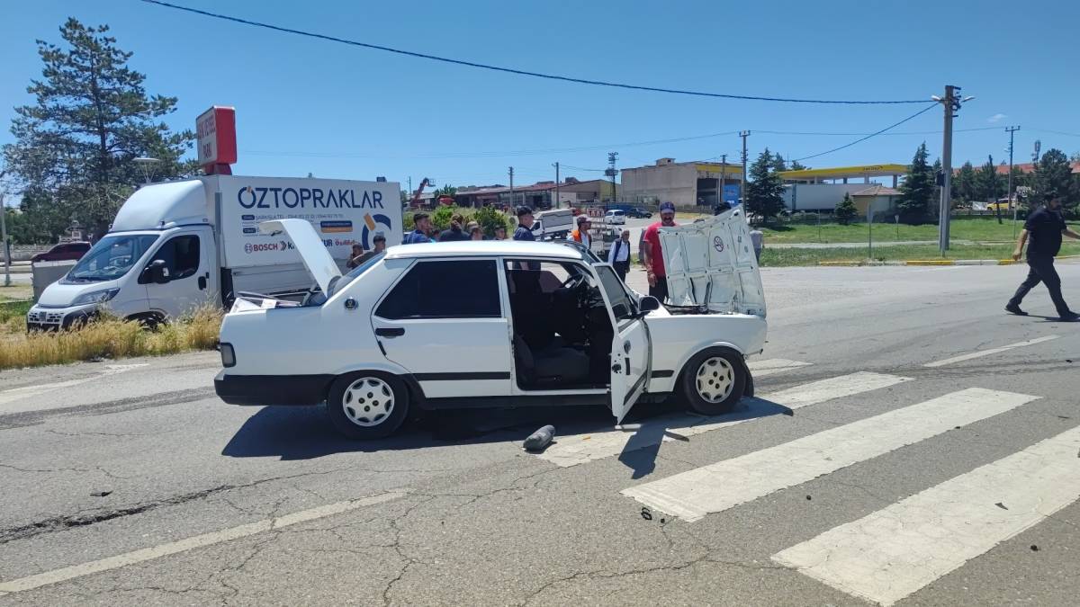 SİVAS’TA İKİ OTOMOBİL ÇARPIŞTI: 2 YARALI