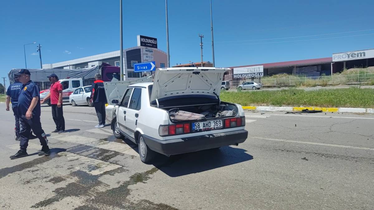 SİVAS’TA İKİ OTOMOBİL ÇARPIŞTI: 2 YARALI