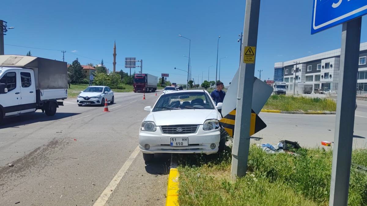SİVAS’TA İKİ OTOMOBİL ÇARPIŞTI: 2 YARALI