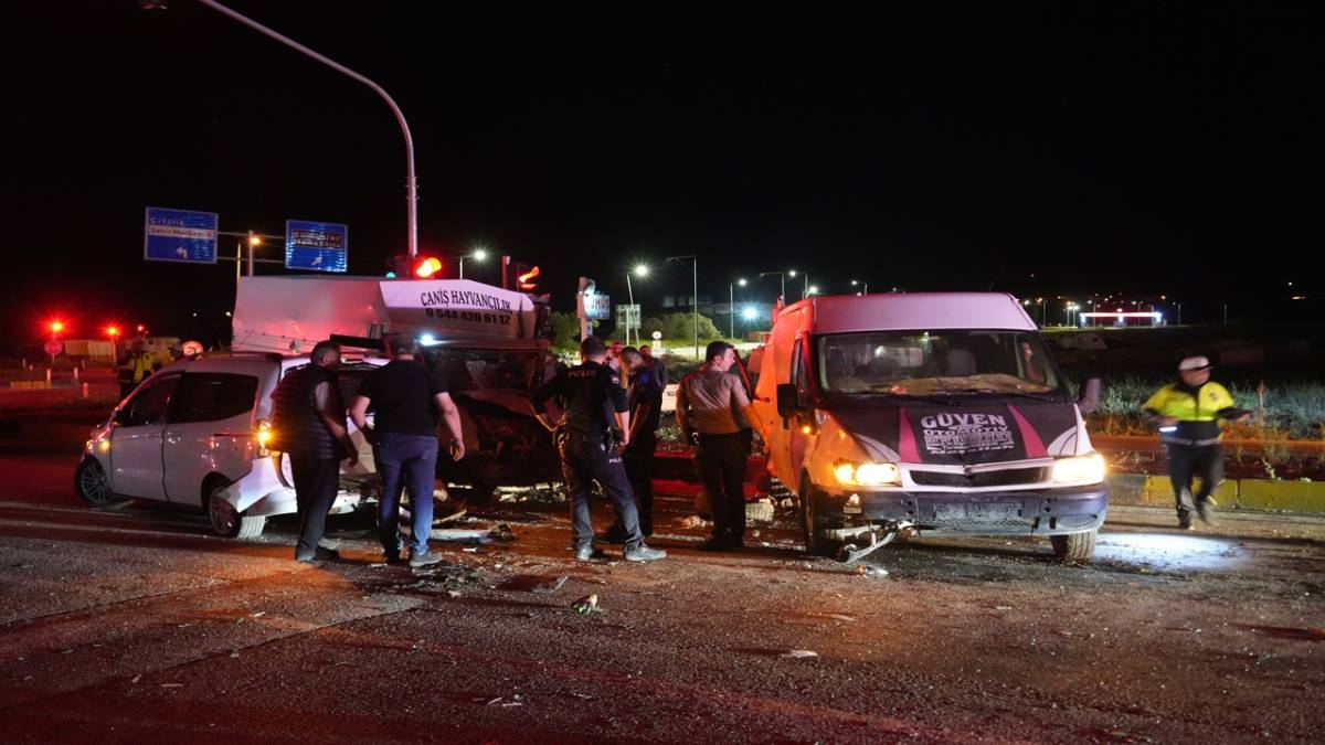 TRAFİK KAZASINDA 1'İ AĞIR 10 KİŞİ YARALANDI