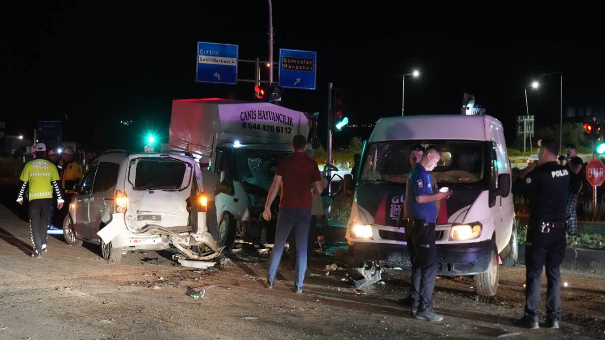 TRAFİK KAZASINDA 1'İ AĞIR 10 KİŞİ YARALANDI