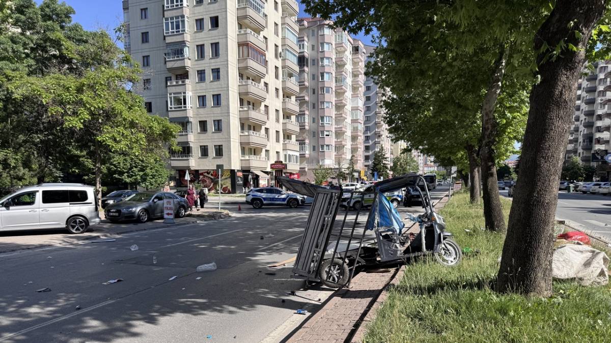 OTOMOBİL İLE MOPED ÇARPIŞTI: 5 YARALI
