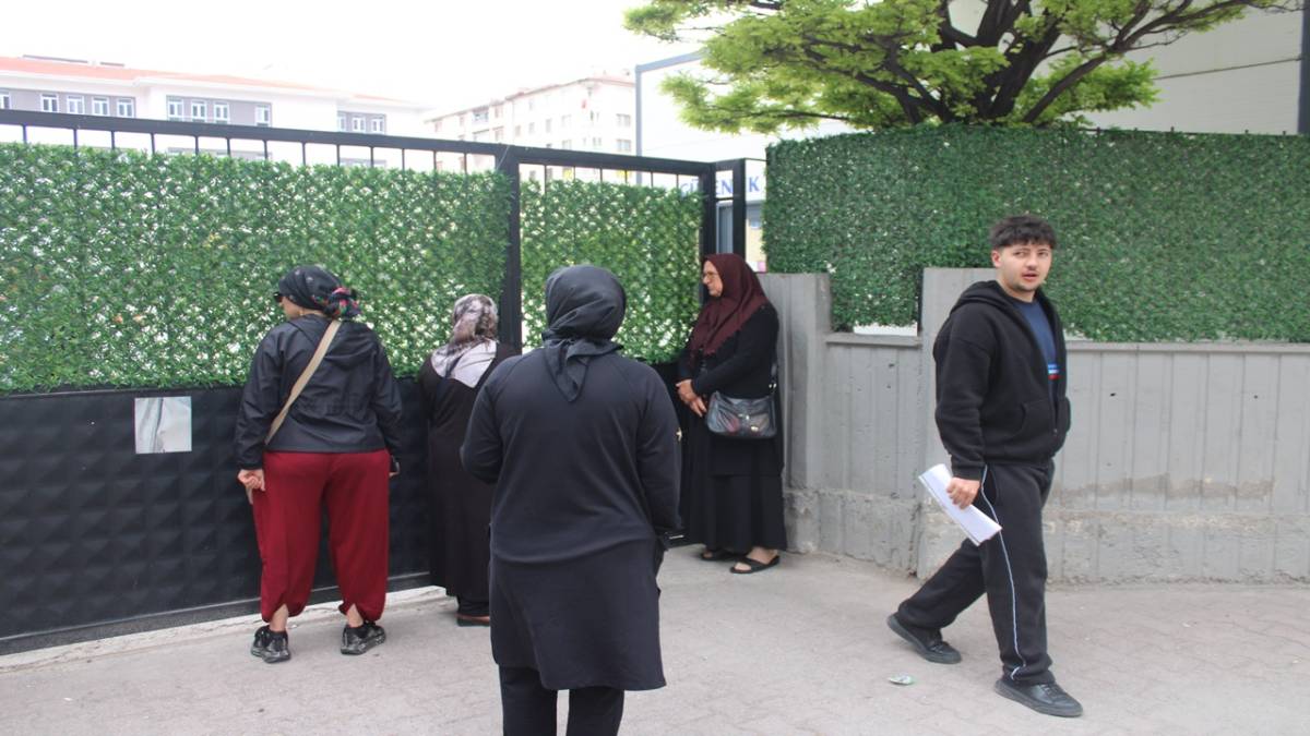 GEÇ KALDI GÖZYAŞLARINI TUTAMADI