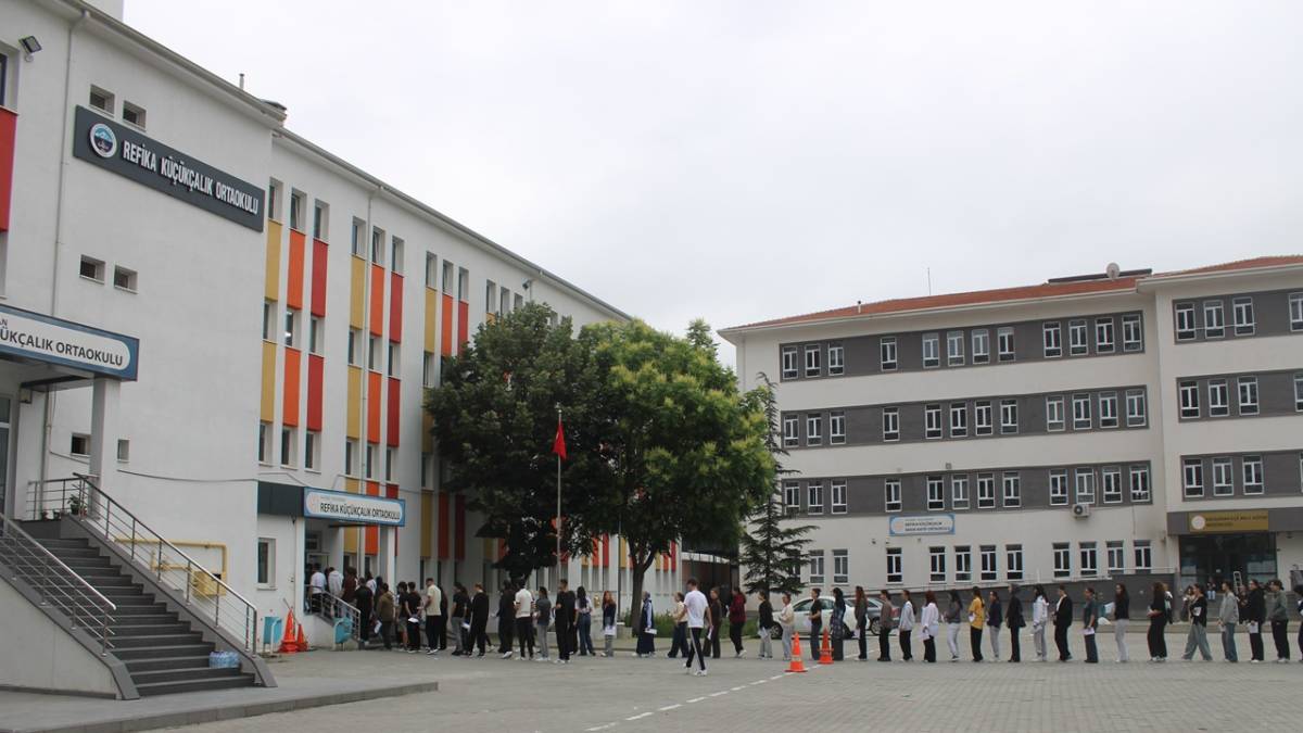 GEÇ KALDI GÖZYAŞLARINI TUTAMADI