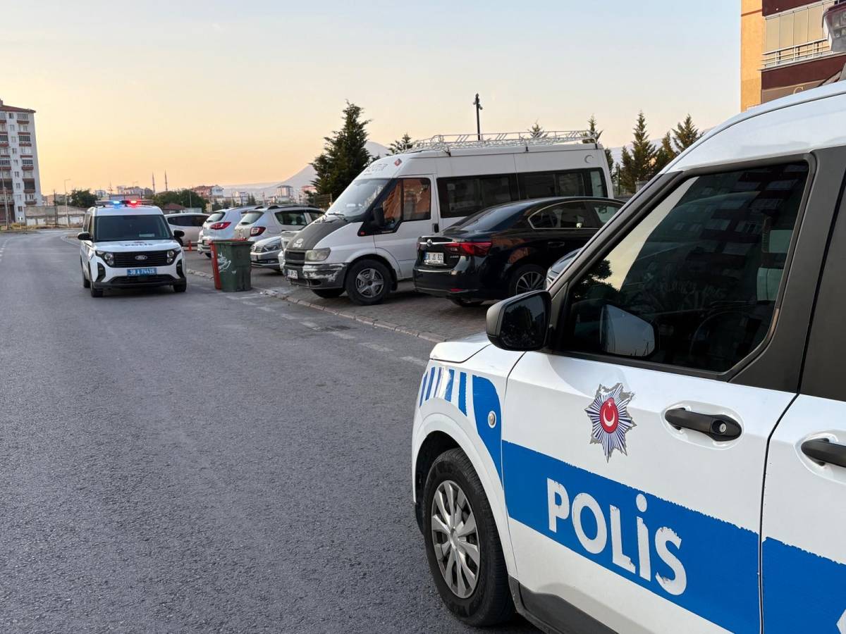 EVİNDE ÖLÜ BULUNDU