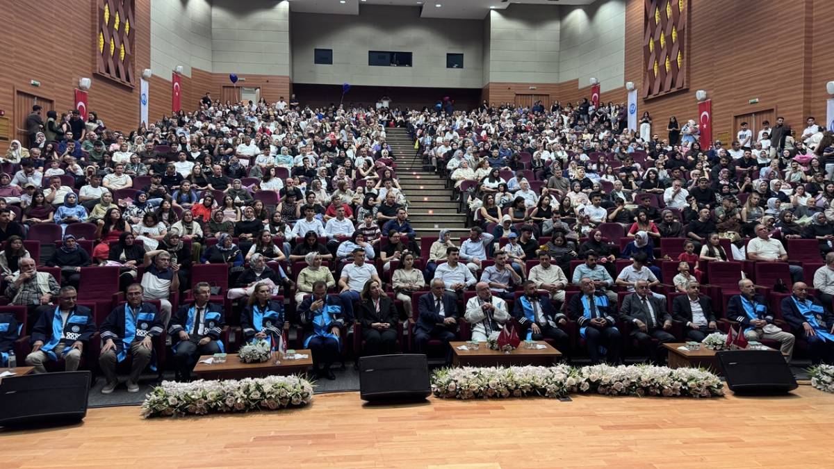 BU ÜNİVERSİTE KEP ATMIYOR ŞED KUŞANIYOR