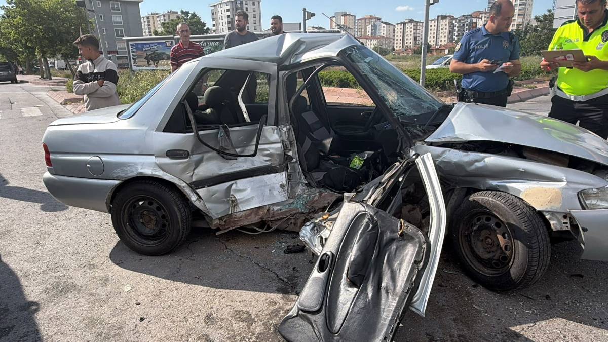 KAZADA OTOMOBİL KAĞIT GİBİ EZİLDİ: 5 YARALI