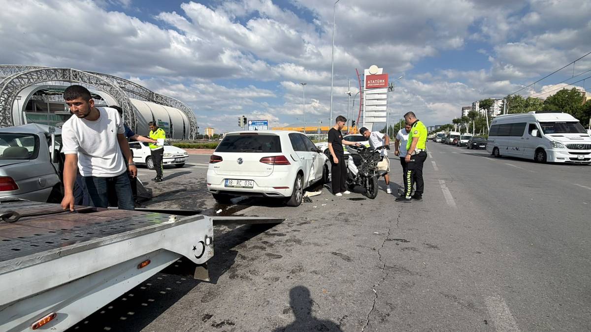 KAZADA OTOMOBİL KAĞIT GİBİ EZİLDİ: 5 YARALI
