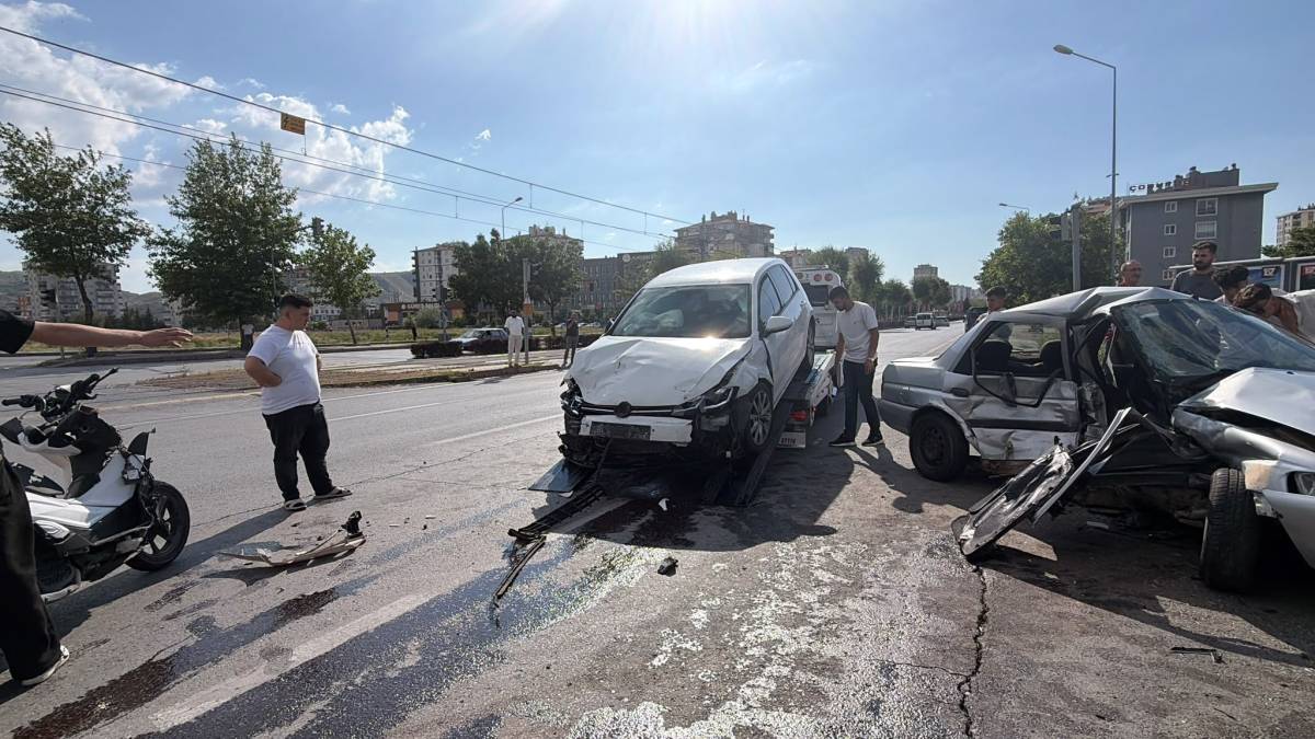KAZADA OTOMOBİL KAĞIT GİBİ EZİLDİ: 5 YARALI