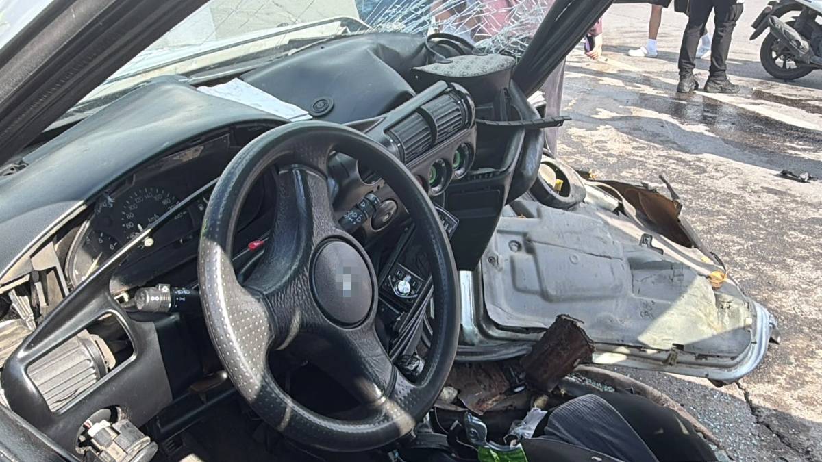 KAZADA OTOMOBİL KAĞIT GİBİ EZİLDİ: 5 YARALI