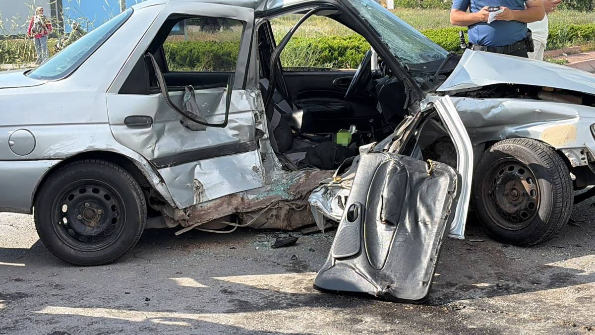 KAZADA OTOMOBİL KAĞIT GİBİ EZİLDİ: 5 YARALI