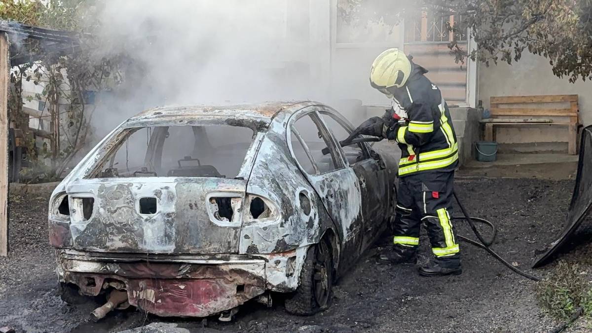 ALEV ALAN OTOMOBİL KÜLE DÖNDÜ