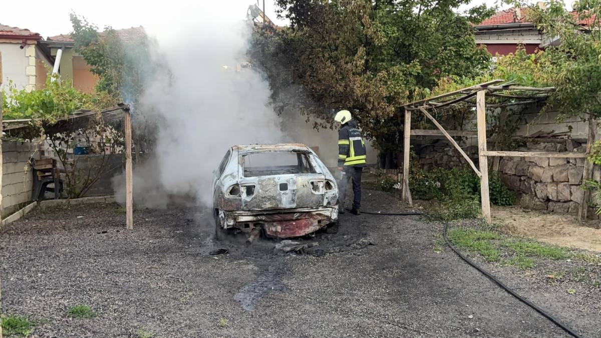 ALEV ALAN OTOMOBİL KÜLE DÖNDÜ