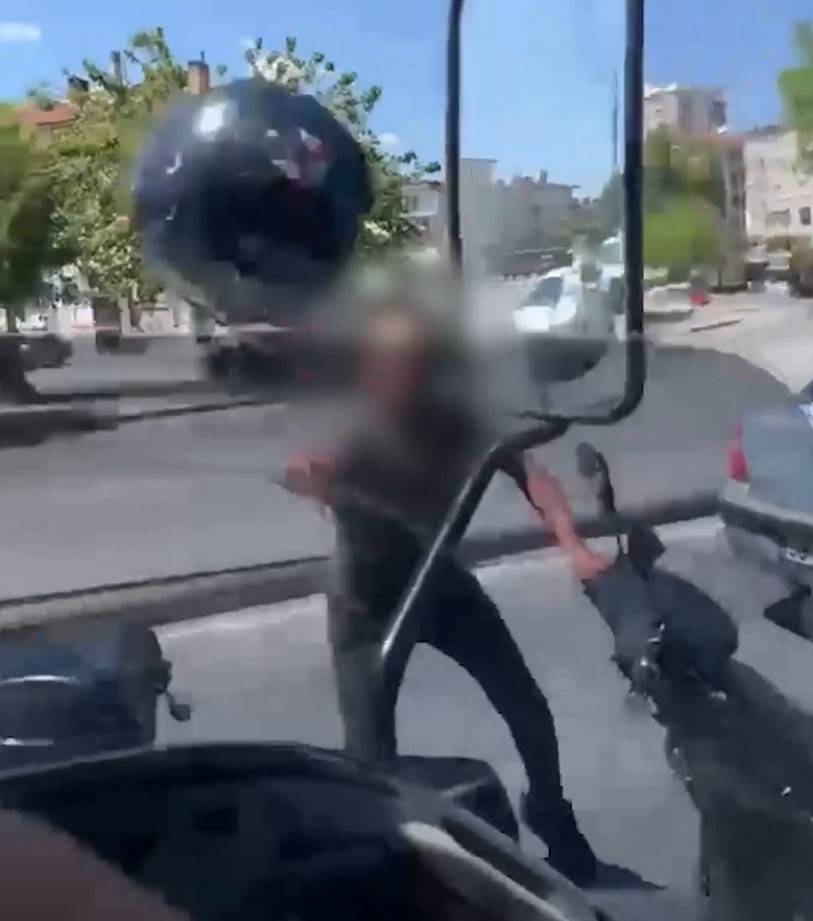 TARTIŞTIĞI SÜRÜCÜYE KASKINI FIRLATAN MOTOSİKLETLİYE 405 BİN TL CEZA