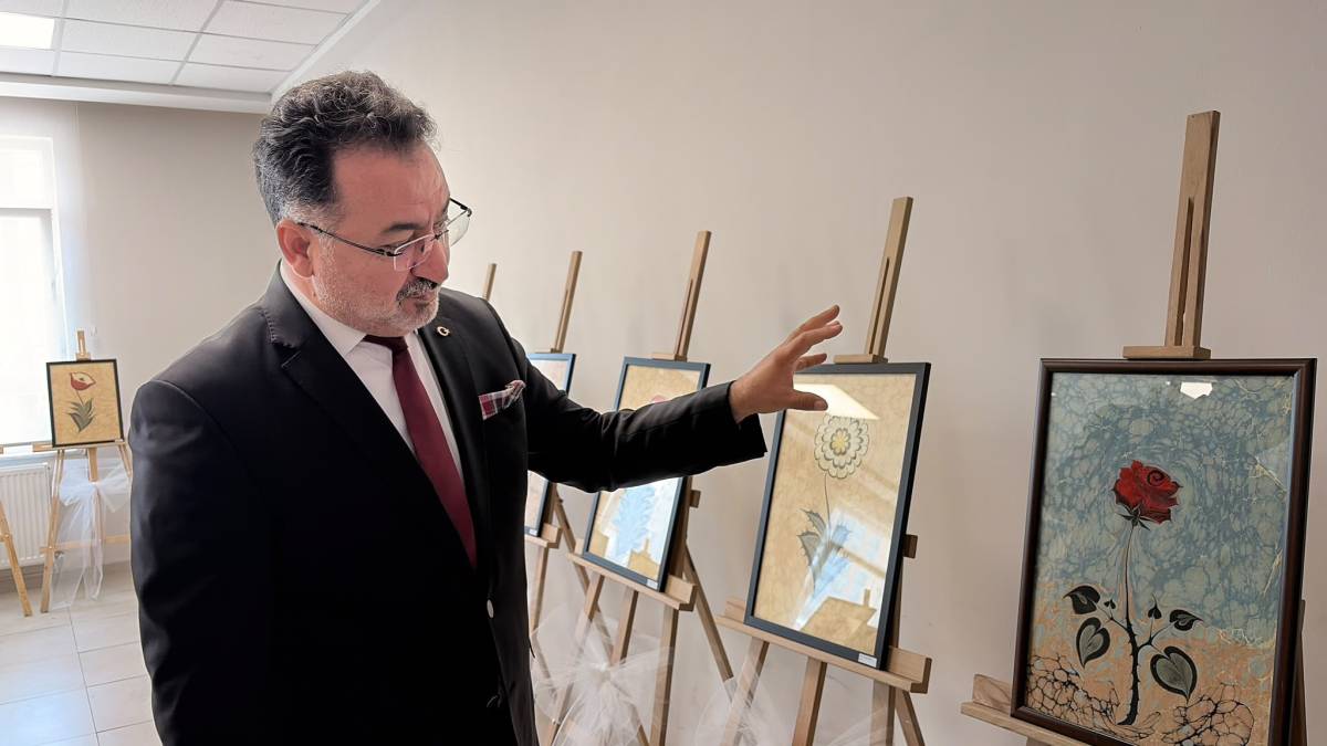 İLKOKUL ÖĞRENCİLERİ EBRU ESERLERİNİ SERGİLEDİ