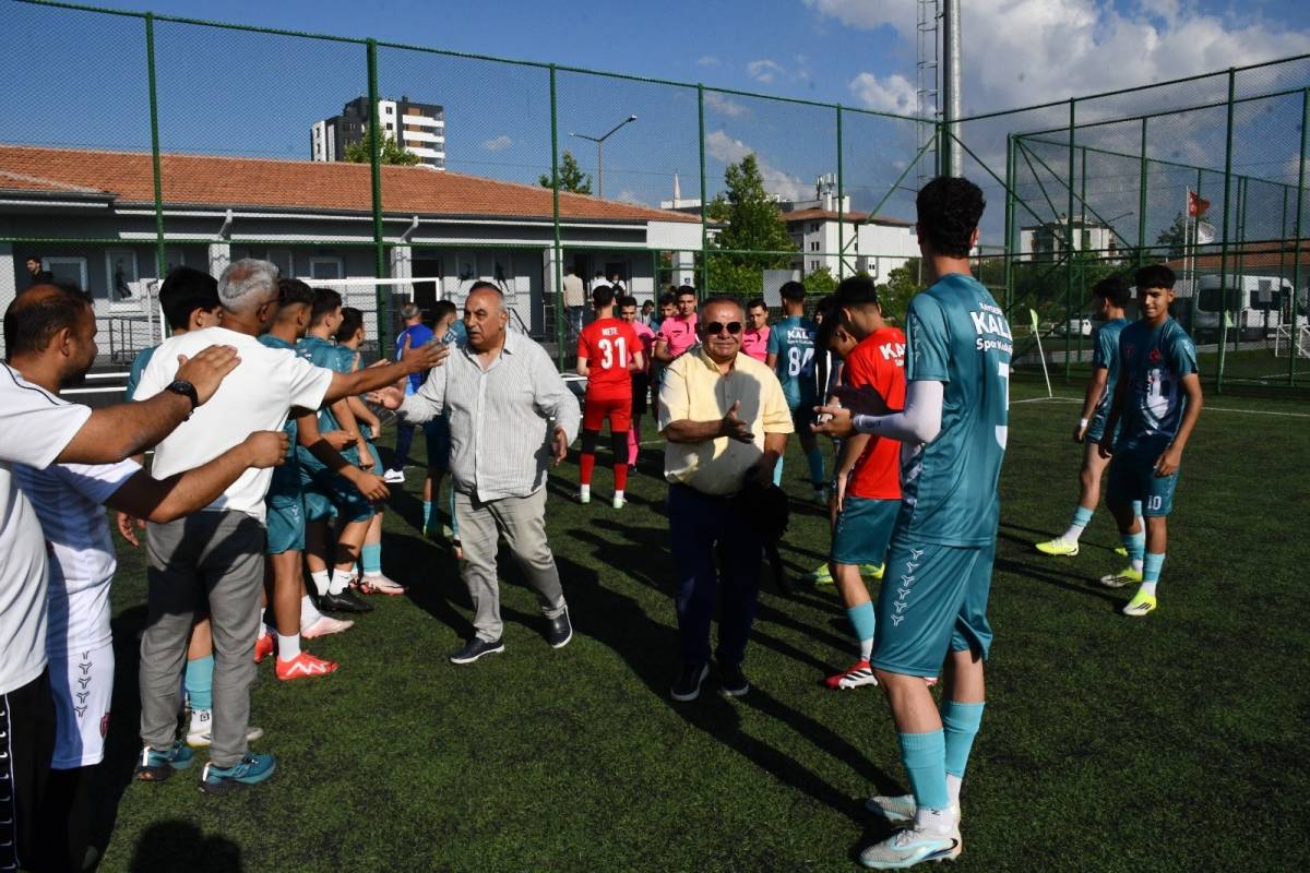 KALESPOR, ŞAMPİYON TAKIMI ALKIŞLADI