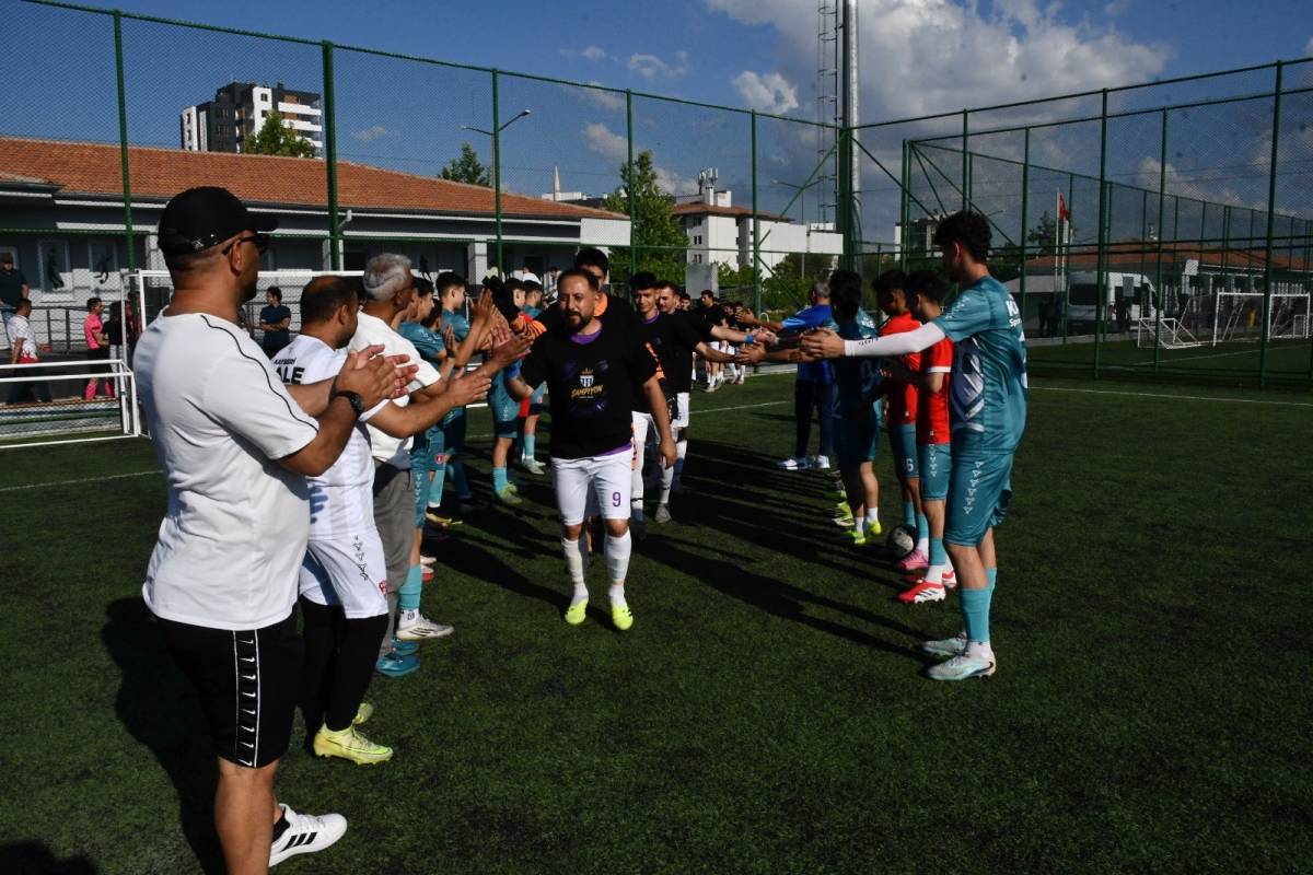 KALESPOR, ŞAMPİYON TAKIMI ALKIŞLADI