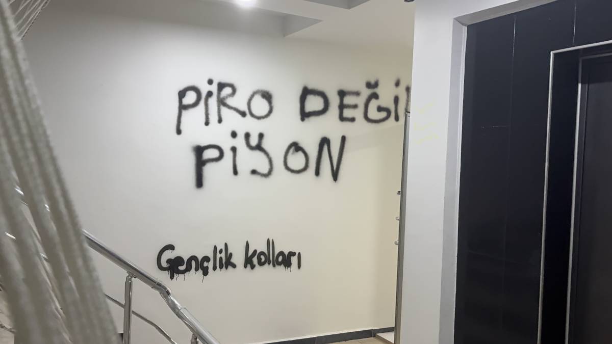 İL BİNASININ DUVARLARINA BOYAYLA YAZILAR YAZILDI