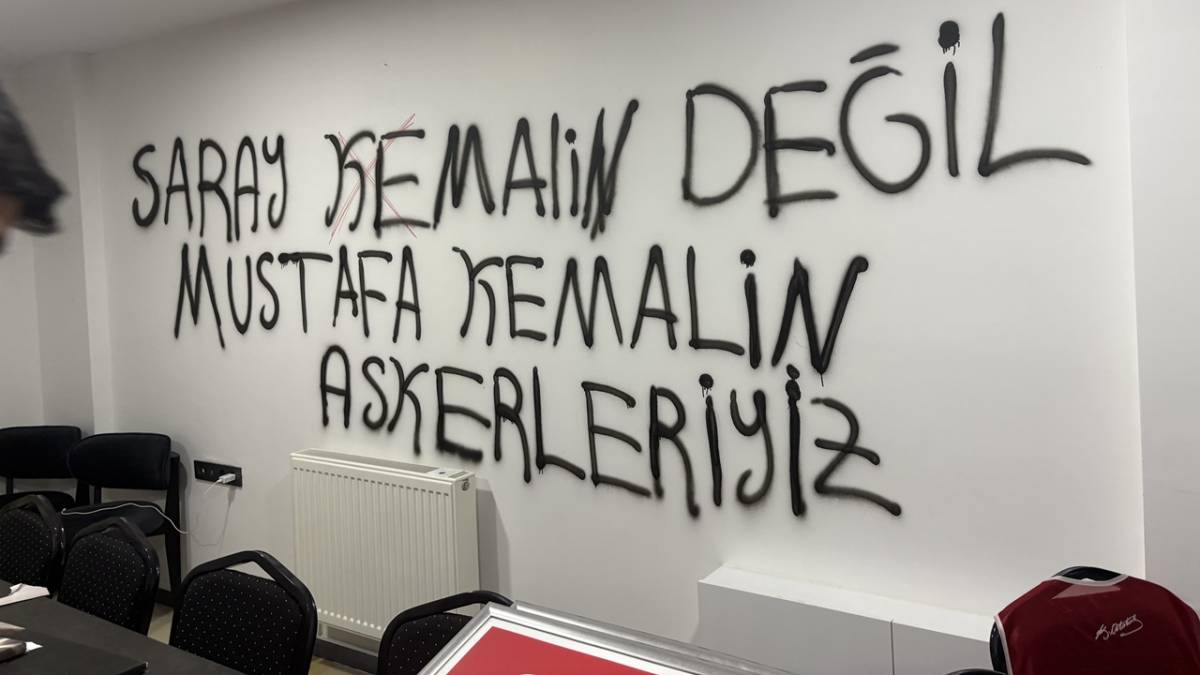 İL BİNASININ DUVARLARINA BOYAYLA YAZILAR YAZILDI
