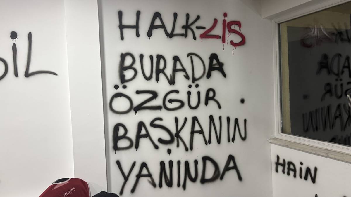 İL BİNASININ DUVARLARINA BOYAYLA YAZILAR YAZILDI