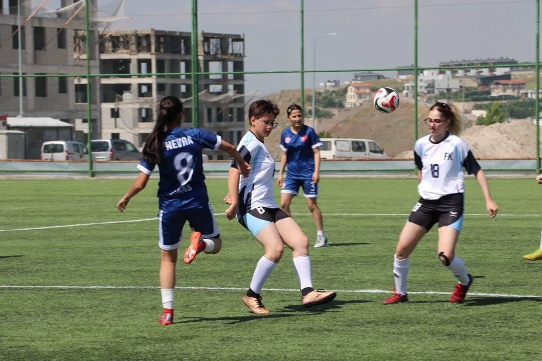 5X5 FUTBOL GENÇLİK KUPASI BAŞLADI