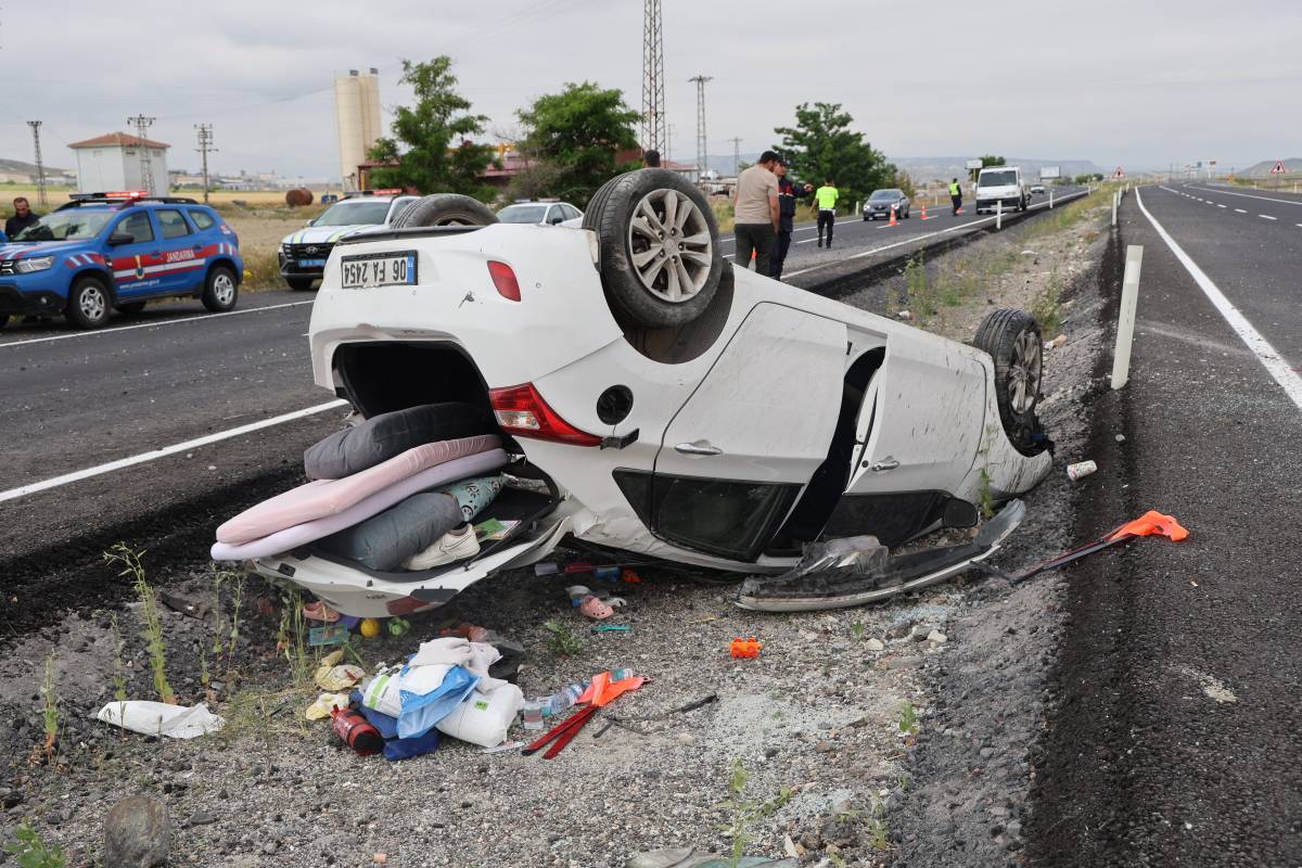 KONTROLDEN ÇIKAN OTOMOBİL TAKLA ATTI