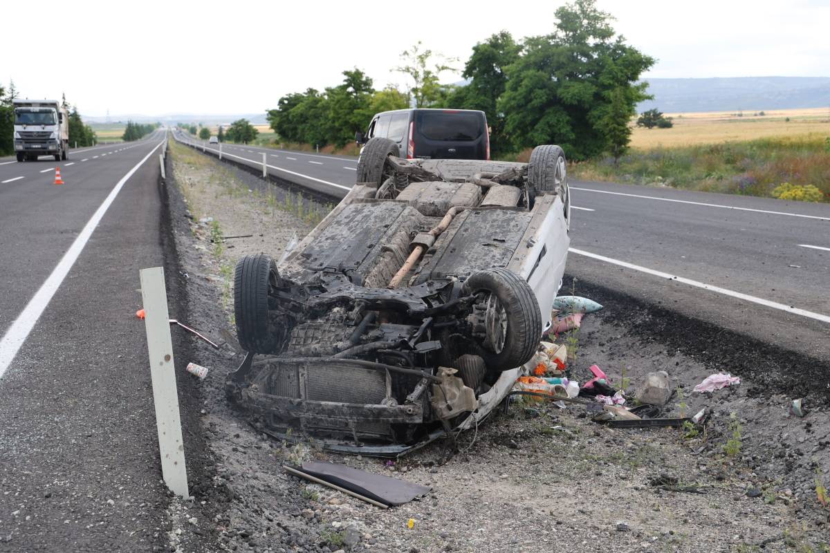 KONTROLDEN ÇIKAN OTOMOBİL TAKLA ATTI